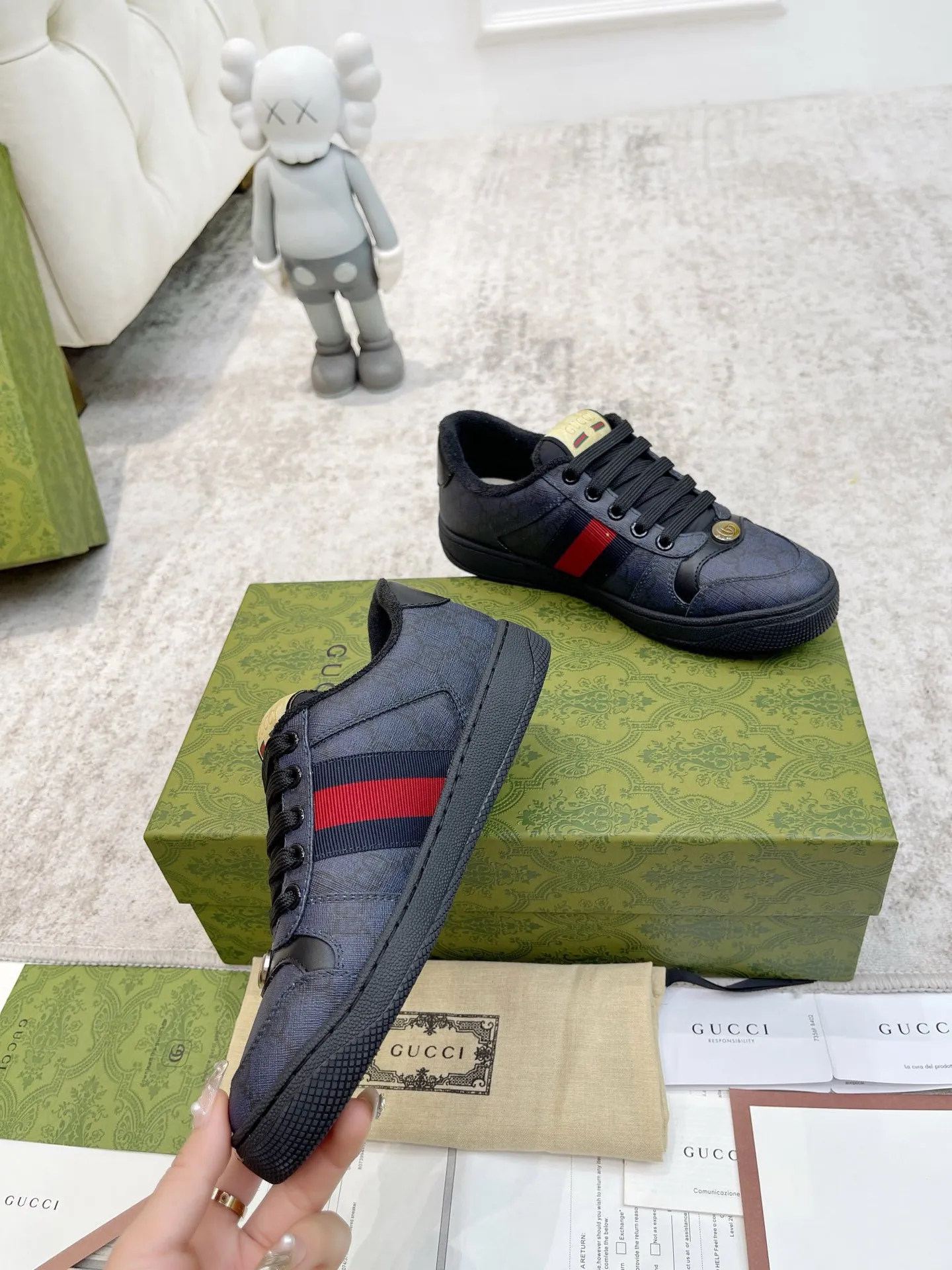 Ex-factory price: 540💰 GUCCI Gucci's newly upgraded back cover lining, top-notch old dirty shoes, classic casual sports shoes for couples, retro sneakers and old G family dirty shoes, updated at the counter simultaneously! ①The shoe upper has the same water-based edge coating process as the original version⚠️The ordinary oil edges on the market have a strong glue feel and are easy to fall off! Grade A first-layer nubuck leather (with pores)/matching computer embroidered double G cloth, high-density terry velvet lining. ② A PVC transparent small round mark sealing line is added to the details of the midsole. The mold is opened six times and the jewelry craftsmanship is used to customize the two-color double G buckle, striving to be the same as the original version. A pair of buttons is more than three times more expensive than ordinary buckles on the market. ③An old two-color washable label, the chip is placed on the outer waist of the right foot, the entire shoe is completely hollowed out with rubber technology, TUP material (rubber to distinguish the market) with the latest green packaging from the counter, 3D printed handbag, and a pair of shoelaces. There is no pressure when entering and exiting the counter. You can buy a 1:1 accurate replica of the original version and modify and upgrade it repeatedly. The details are perfectly restored, the materials are all customized, and they are truly top-notch. Please look at the details clearly to identify the quality. Upper: First-layer frosted cowhide/embroidered double G cloth. Lining: original high-density velvet lining. Foot pads: original pearlescent sheepskin. Outsole: private molded vacuum TPU material. Packaging: original top-grade full set packaging at the counter. Shoe size: women's size 35-40, men's size 39-44 (men's size 38, 45🉑️customized, non-returnable)